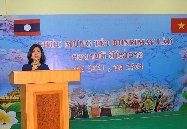 Hơn 200 lưu học sinh Lào vui đón Tết cổ truyền Bunpimay tại trường Đại học Hùng Vương