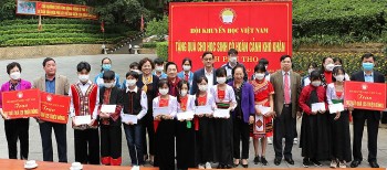 Học sinh Phú Thọ có hoàn cảnh khó khăn được nhận quà của Hội Khuyến học Việt Nam