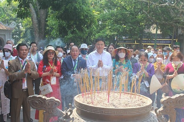 Kiều bào tiêu biểu từ 16 quốc gia thành kính tri ân công đức các Vua Hùng Kiều bào tiêu biểu từ 16 quốc gia thành kính tri ân công đức các Vua Hùng