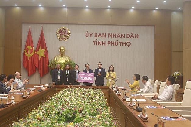 Kiều bào tiêu biểu từ 16 quốc gia thành kính tri ân công đức các Vua Hùng Kiều bào tiêu biểu từ 16 quốc gia thành kính tri ân công đức các Vua Hùng