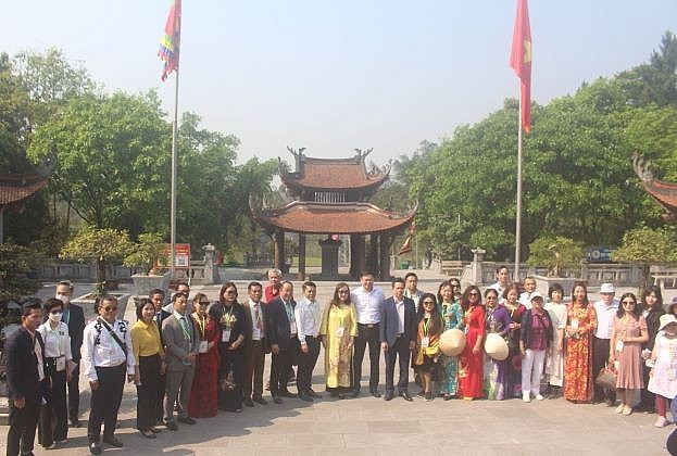 Kiều bào tiêu biểu từ 16 quốc gia thành kính tri ân công đức các Vua Hùng Kiều bào tiêu biểu từ 16 quốc gia thành kính tri ân công đức các Vua Hùng