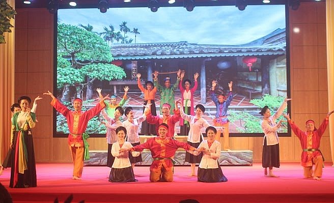 Kiều bào tiêu biểu từ 16 quốc gia thành kính tri ân công đức các Vua Hùng Kiều bào tiêu biểu từ 16 quốc gia thành kính tri ân công đức các Vua Hùng