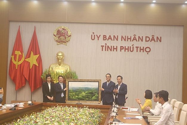 Đoàn kiều bào dâng hương thành kính tri ân công đức các Vua Hùng Đoàn kiều bào dâng hương thành kính tri ân công đức các Vua Hùng