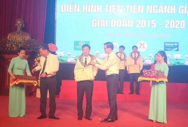 Phú Thọ: Tôn vinh 37 tập thể và 122 cá nhân điển hình tiên tiến ngành Giáo dục phu tho ton vinh 37 tap the va 122 ca nhan dien hinh tien tien nganh giao duc