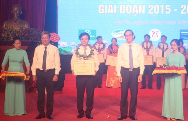Phú Thọ: Tôn vinh 37 tập thể và 122 cá nhân điển hình tiên tiến ngành Giáo dục phu tho ton vinh 37 tap the va 122 ca nhan dien hinh tien tien nganh giao duc