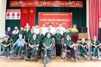 Phú Thọ: Lãnh đạo Bệnh viện đa khoa tỉnh thăm, tặng quà người có công và gia đình chính sách