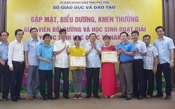 phu tho khen thuong giao vien boi duong va hoc sinh doat giai olympic sinh hoc quoc te nam 2020