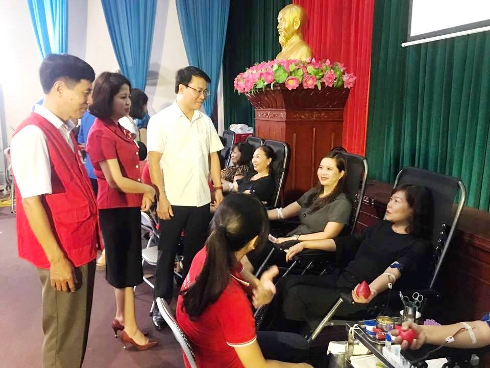 phu tho hon 200 can bo giao vien nganh giao duc huyen lam thao hien mau tinh nguyen