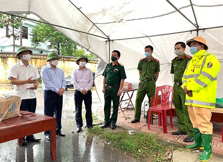 Huyện Lâm Thao thần tốc truy vết, lấy mẫu xét nghiệm, khoanh vùng dập dịch COVID-19