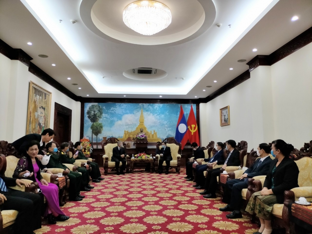 Việt Nam tặng Đại sứ quán Lào món quà đậm nét văn hoá truyền thống nhân Tết Nguyên Đán Tân Sửu 2021