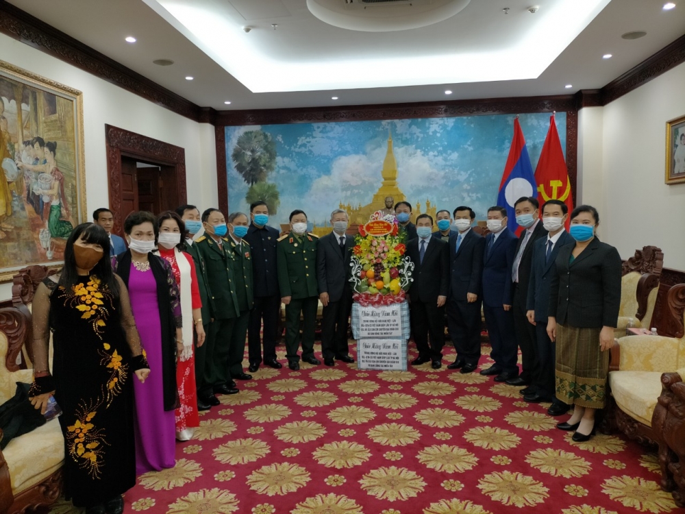 Việt Nam tặng Đại sứ quán Lào món quà đậm nét văn hoá truyền thống nhân Tết Nguyên Đán Tân Sửu 2021
