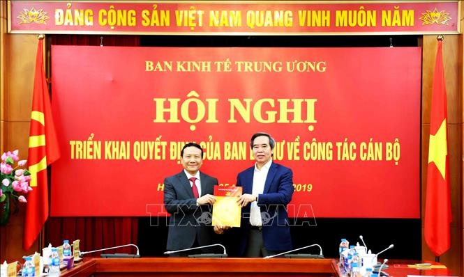 tan pho truong ban kinh te trung uong la ai