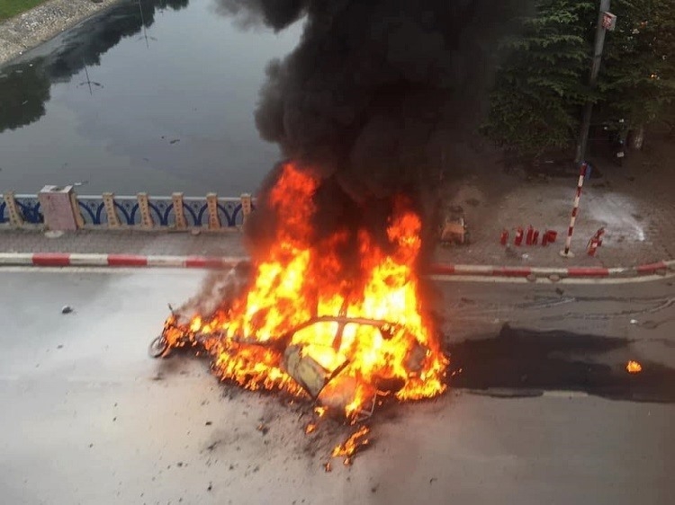 video khoanh khac mercedes boc chay ngun ngut giua pho ha noi