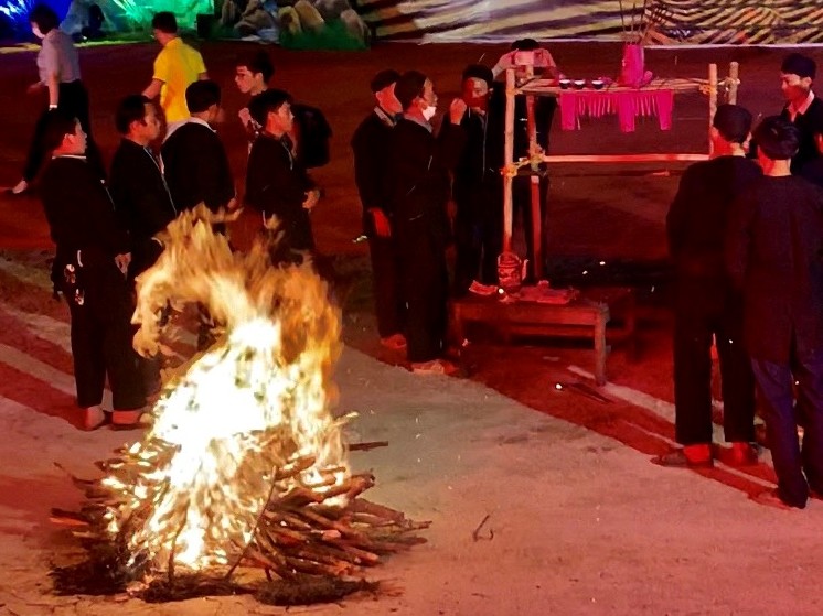 Tái hiện tập tục nhảy lửa của đồng bào Dao ở huyện Tam Đường (Lai Châu)
