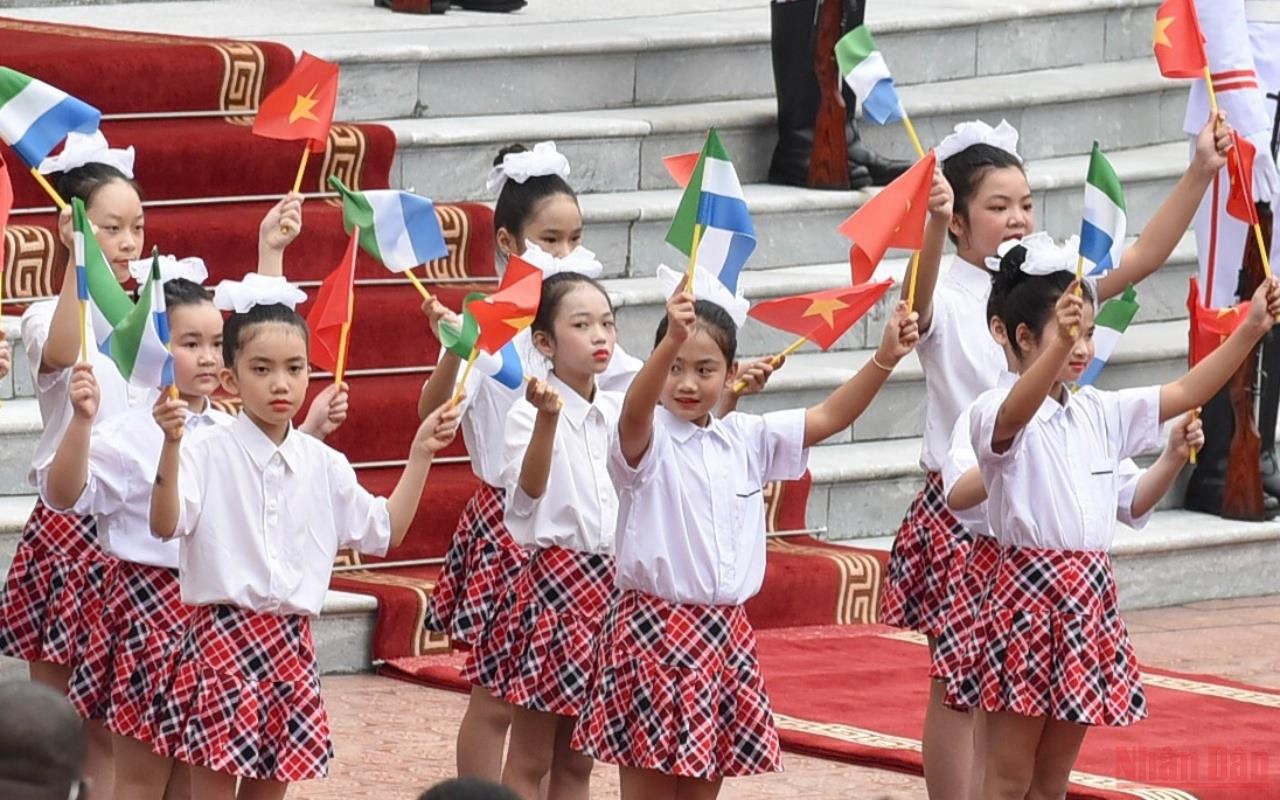 Chủ tịch nước Nguyễn Xuân Phúc đón chính thức Tổng thống Sierra Leone và Phu nhân tại Phủ Chủ tịch