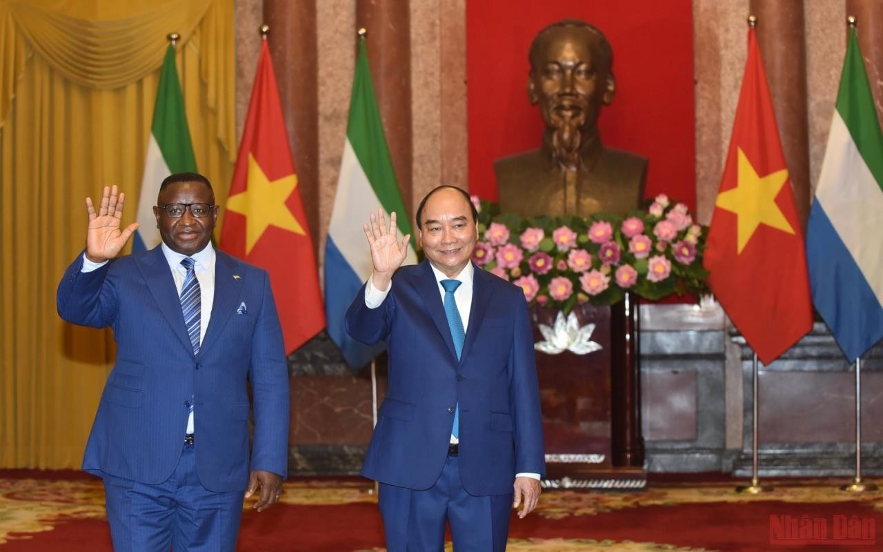 Chủ tịch nước Nguyễn Xuân Phúc đón chính thức Tổng thống Sierra Leone và Phu nhân tại Phủ Chủ tịch