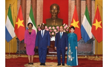 Chủ tịch nước Nguyễn Xuân Phúc đón chính thức Tổng thống Sierra Leone và Phu nhân tại Phủ Chủ tịch