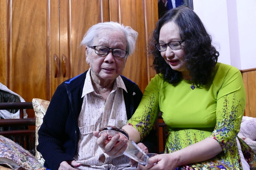 Nhạc sĩ Hồng Đăng (trái) bên vợ tại nhà riêng trong ngày nhận giải thưởng Bùi Xuân Phái hồi tháng 10/2021. Ảnh: Nguyễn Đình Toán