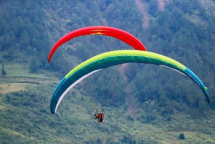 Cận cảnh một phi công tham gia Festival dù lượn “Bay trên mùa vàng” tại bản Lìm Mông, xã Cao Phạ