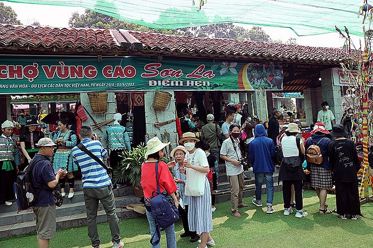 Tái hiện phiên chợ vùng cao Sơn La tại Làng Văn hóa - Du lịch các dân tộc Việt Nam