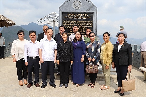 Phó Chủ tịch nước CHDCND Lào thăm danh thắng đèo Mã Pì Lèng