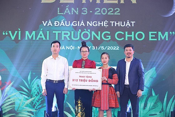 Ngay trong buổi lễ trao giải, có 7 vật phẩm được đấu giá trực tiếp cho chương trình “Vì mái trường cho em”. Ban tổ chức trao tặng số tiền tại buổi đấu giá cho đại diện điểm Trường Huổi Khoang, xã Nậm Mằn, huyện Sông Mã, tỉnh Sơn La.