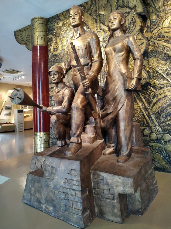 Tượng đồng quân dân tự vệ và nhân dân Việt Nam được trưng bày ngay giữa chính diện khu bảo tàng trong nhà. Ảnh: Nhã Liên.