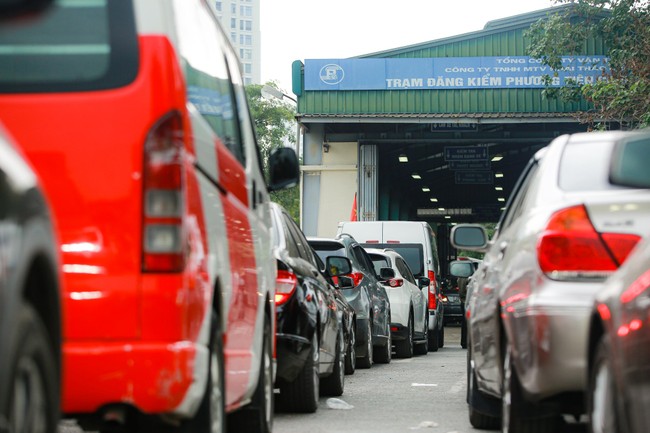 Ùn tắc đăng kiểm ở Hà Nội, Bộ GTVT đề xuất miễn kiểm định ô tô mới  ảnh 1