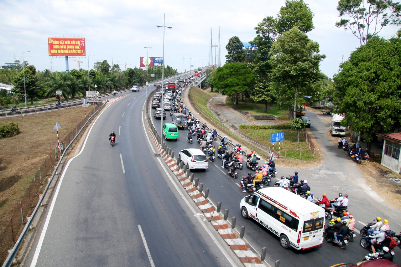 'Biển người' trên Quốc lộ 1 hướng về TP.HCM sau Tết