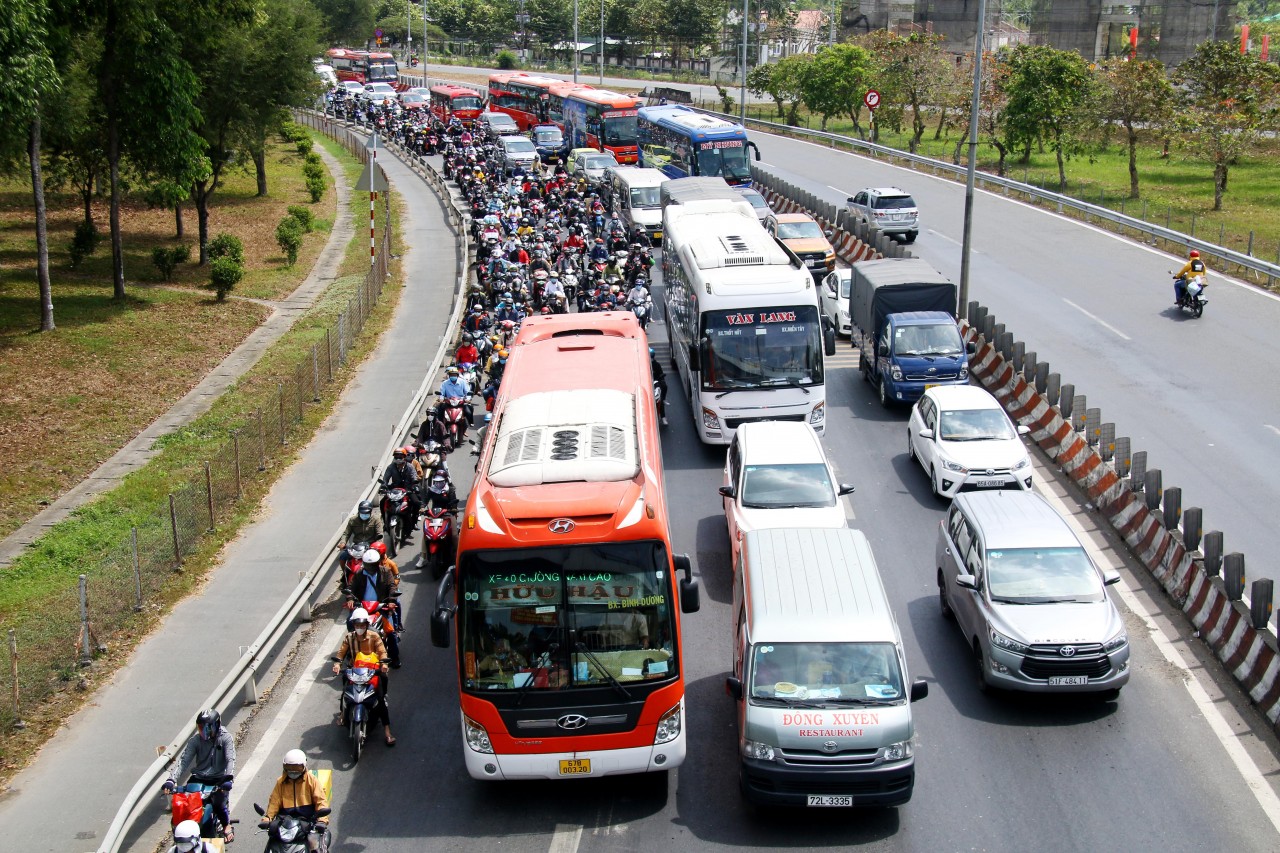 'Biển người' trên Quốc lộ 1 hướng về TP.HCM sau Tết