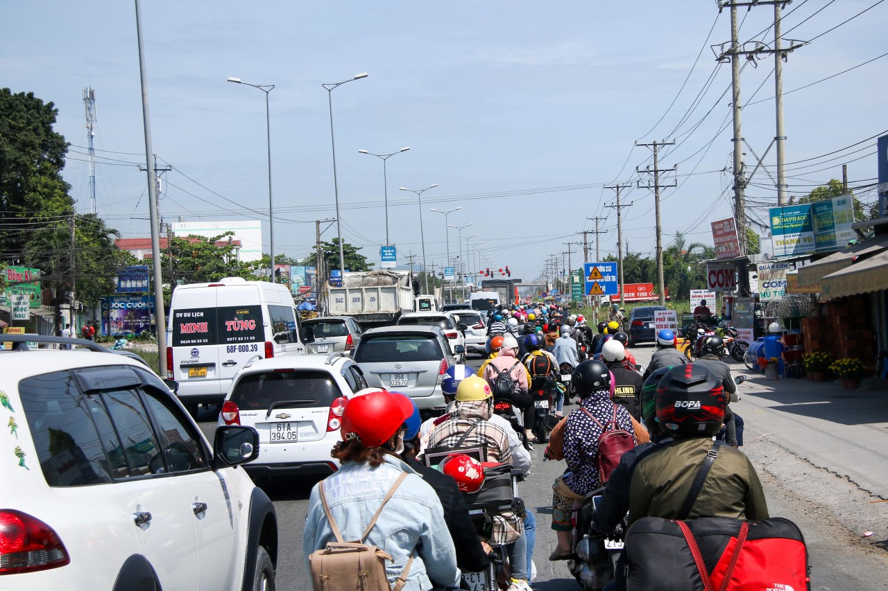 'Biển người' trên Quốc lộ 1 hướng về TP.HCM sau Tết