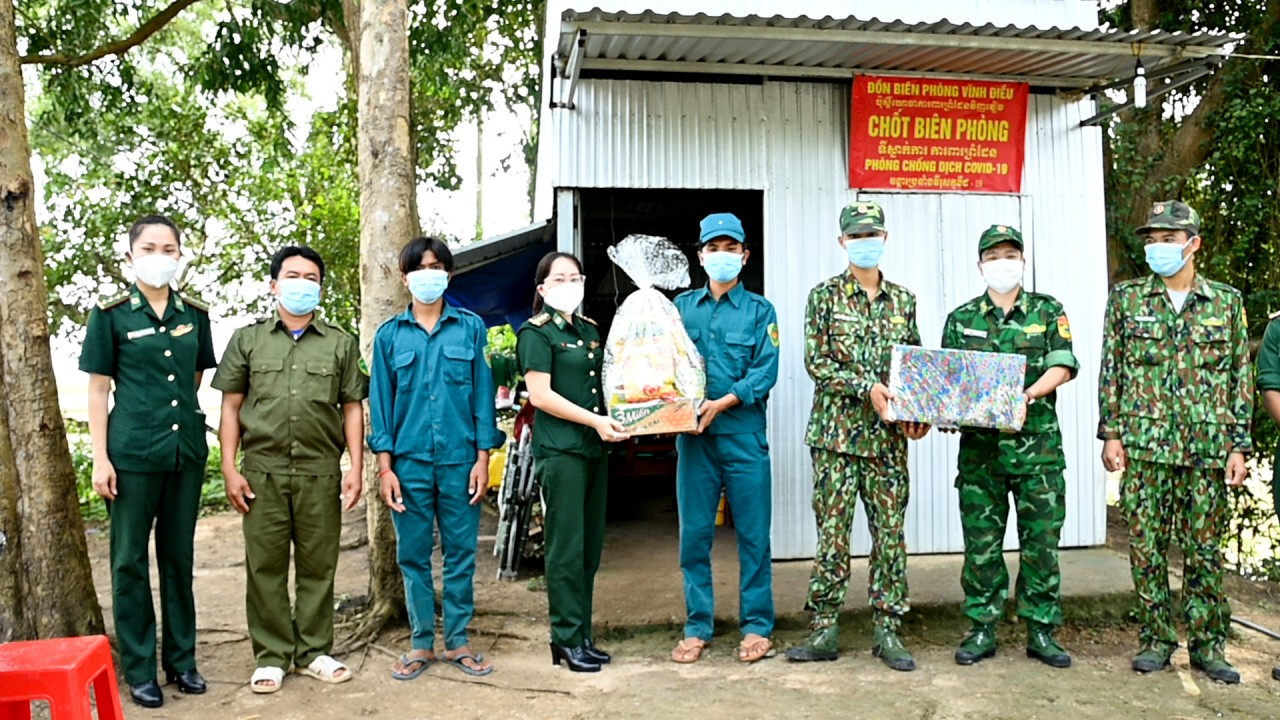 Phụ nữ Biên phòng gác lại việc nhà, chung tay phòng chống dịch COVID-19