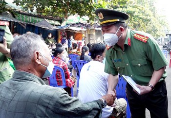 Công an An Giang thăm hỏi, hỗ trợ 52 tiểu thương bị hỏa hoạn