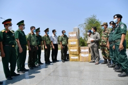 Kiên Giang (Việt Nam) tặng Campuchia 100 chai nước rửa tay, 5.500 khẩu trang