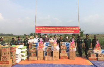 An Giang: Đồn Biên phòng chúc mừng Tết Chôl Chnăm Thmây xã giáp biên Campuchia