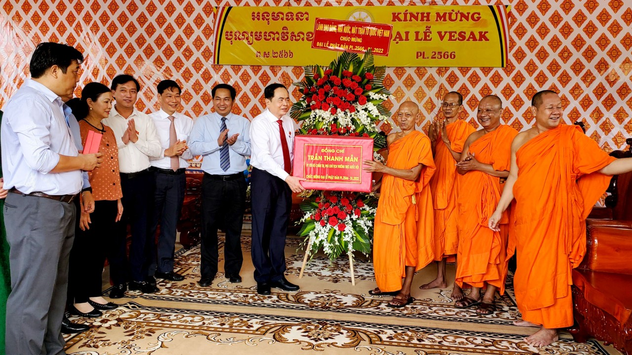 Phó Chủ tịch Thường trực Quốc hội chúc mừng lễ Phật đản tại T.P Cần Thơ và Sóc Trăng