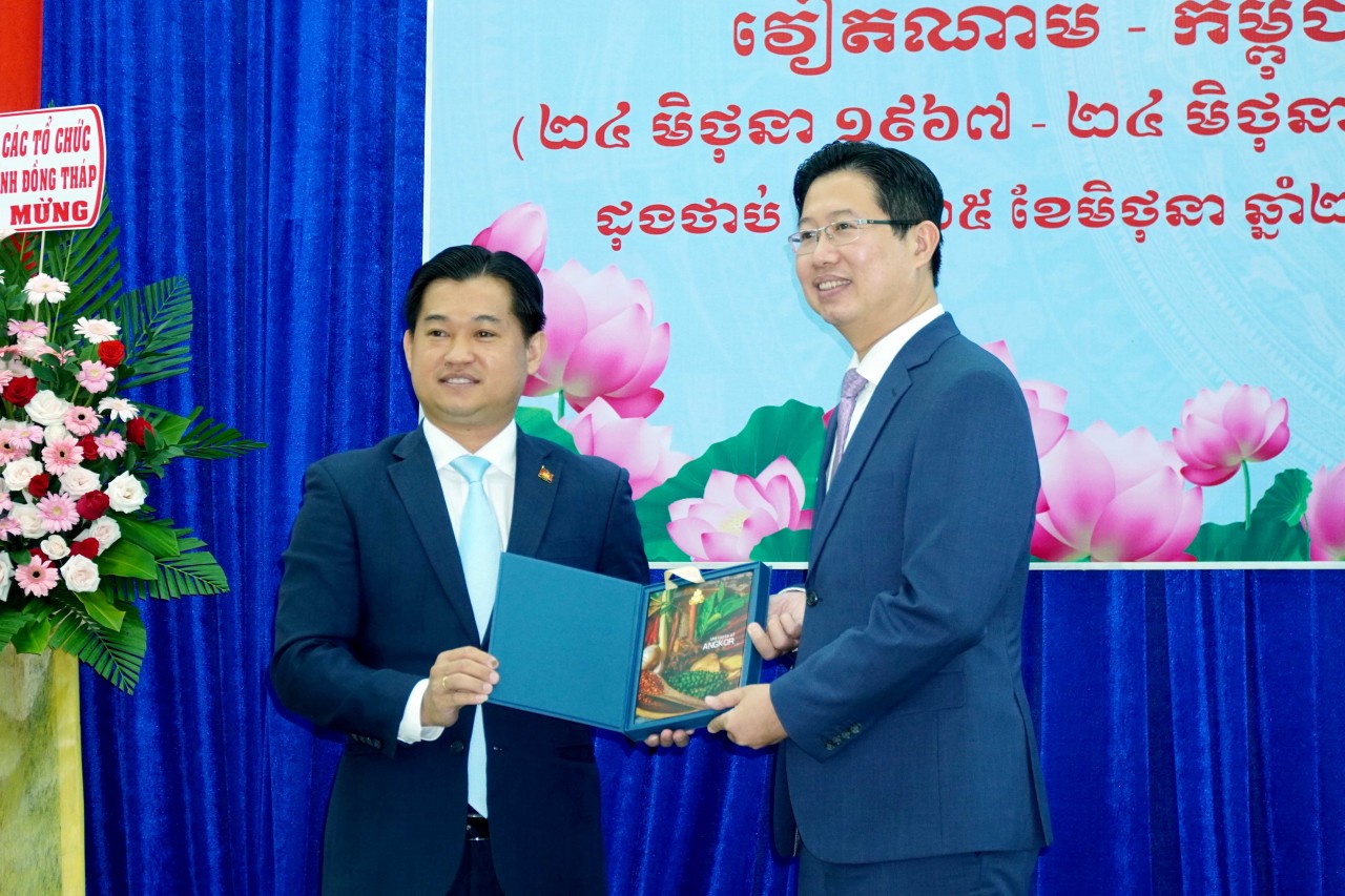 Đồng Tháp họp mặt kỷ niệm 55 năm ngày thiết lập quan hệ ngoại giao Việt Nam - Campuchia