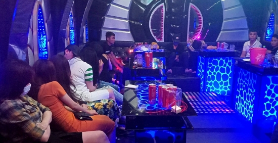 soc trang bat qua tang 40 doi tuong su dung ma tuy trong quan karaoke