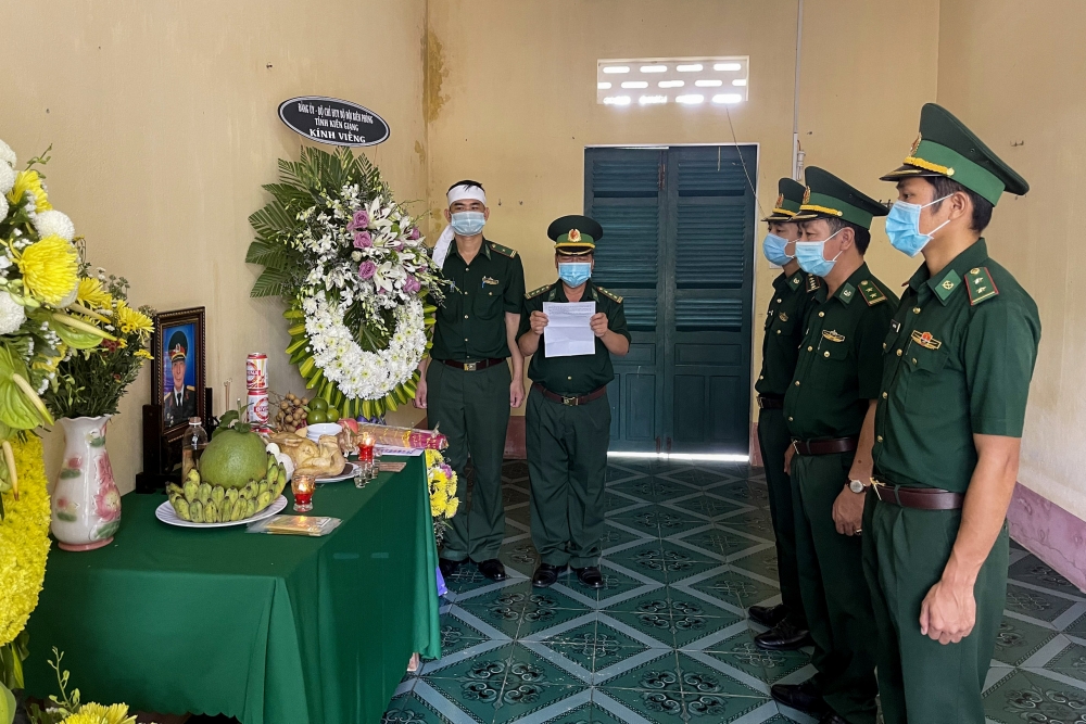 Kiên Giang: Lập bàn thờ vọng, cùng đồng đội tiễn biệt người thân giữa biển khơi