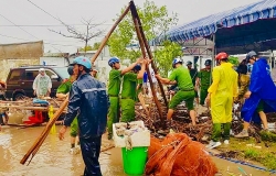 Mưa lốc làm tốc mái gần 200 căn nhà ở Kiên Giang