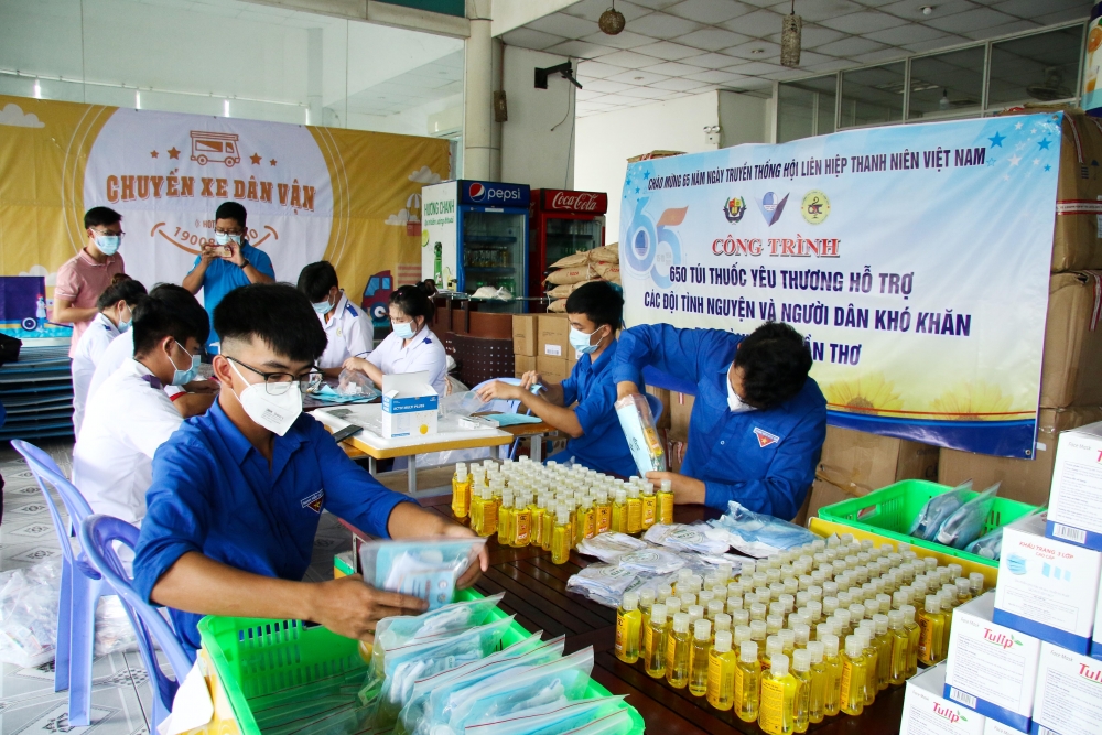 Cần Thơ: 650 túi thuốc yêu thương đến với bà con thương hồ chợ nổi Cái Răng