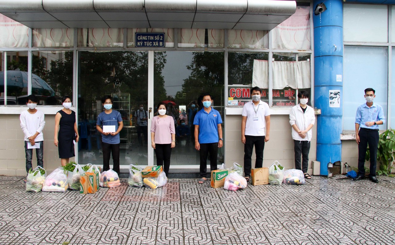 Cần Thơ trao 17 phần quà hỗ trợ du học sinh Campuchia bị kẹt lại Việt Nam do dịch Covid-19