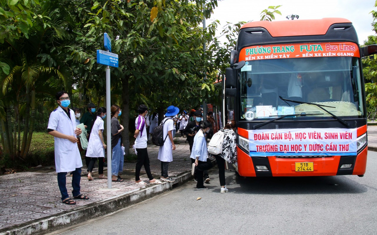 Hơn 600 tình nguyện viên Cần Thơ lên đường hỗ trợ Kiên Giang chống dịch