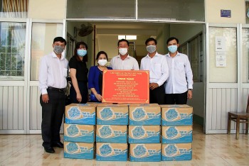 Liên hiệp Hữu nghị Cần Thơ tặng vật tư y tế cho xã Vĩnh Trinh, TP Cần Thơ