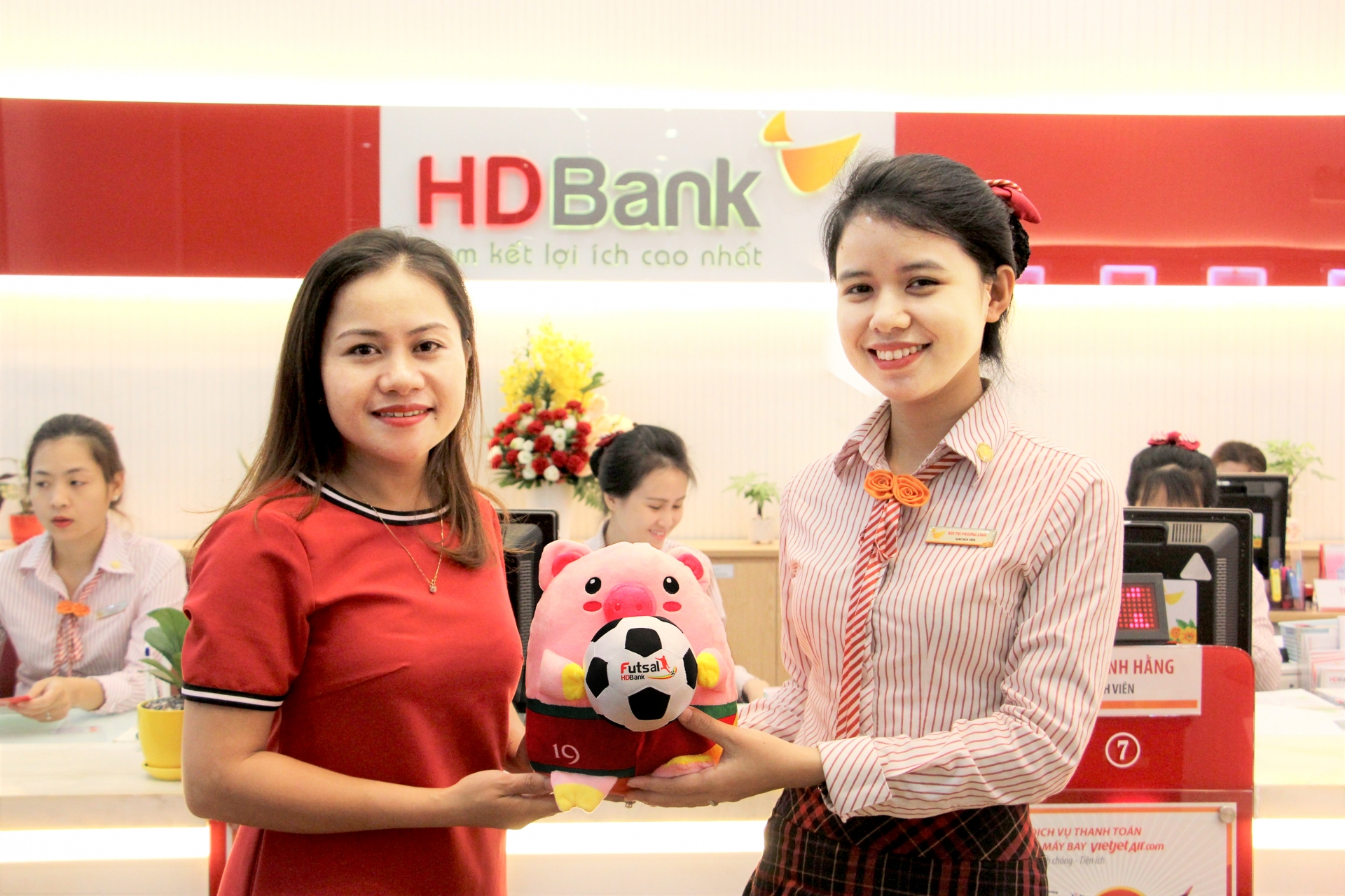 gui tiet kiem nhan qua hap dan dong hanh cung giai futsal hdbank dong nam a