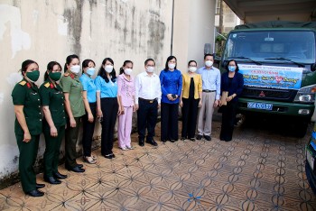 Cần Thơ trao 2.000 phần quà cho phụ nữ và trẻ em gặp khó khăn do dịch Covid-19 Cần Thơ trao 2.000 phần quà cho phụ nữ và trẻ em gặp khó khăn do dịch Covid-19