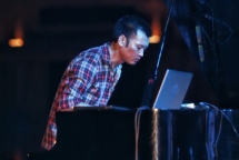 nghe si viet bieu dien o duc