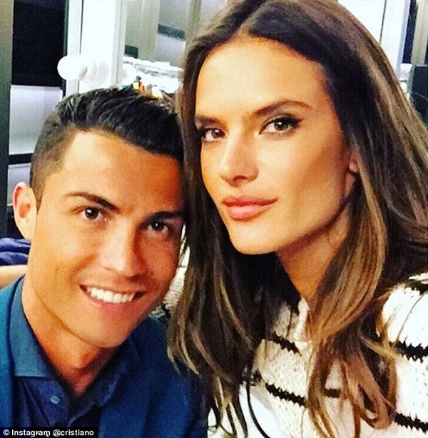 bong mat voi than hinh ruc lua cua thien than noi y ben cr7