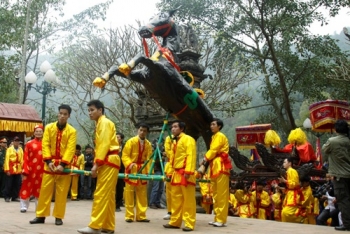 Lễ hội Đền Sóc vẫn tổ chức lễ rước hoa tre