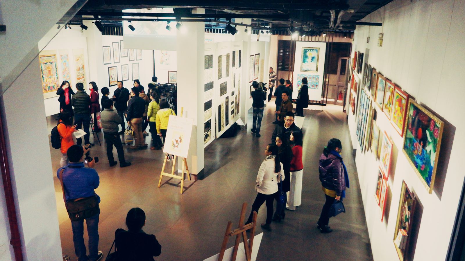 tranh dan gian viet nam thu choi tao nha ngay tet qua trien lam net xuan